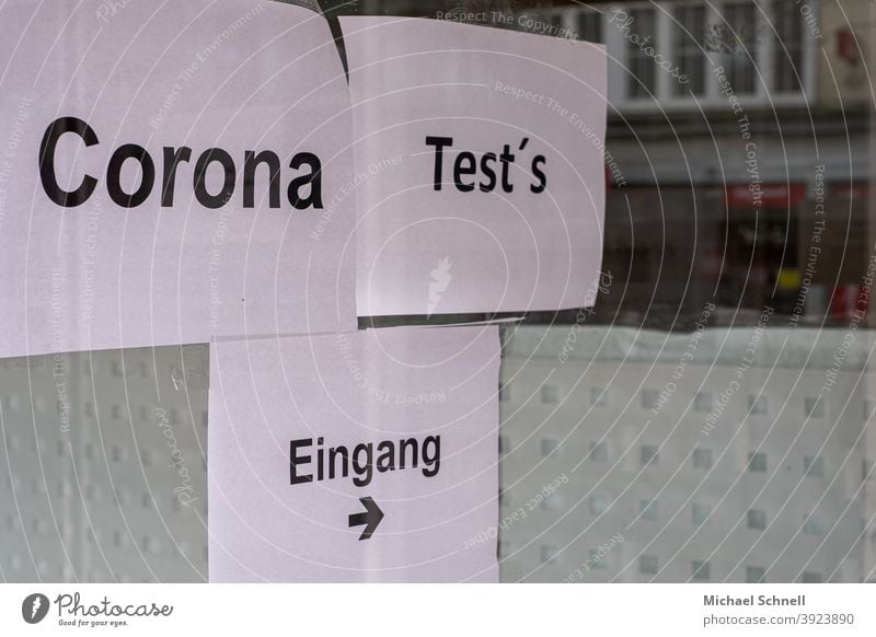 Wegweiser zu Corona-Testung auf Papier I corona thoughts Corona-Virus Pandemie COVID Coronavirus Infektionsgefahr Gesundheit Schutz Ansteckend coronavirus