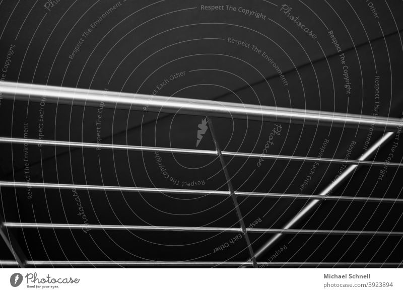Metallenes Treppengeländer Linien Architektur Geländer Menschenleer Treppenhaus abwärts Karriere Textfreiraum runter heruntergehen nach unten