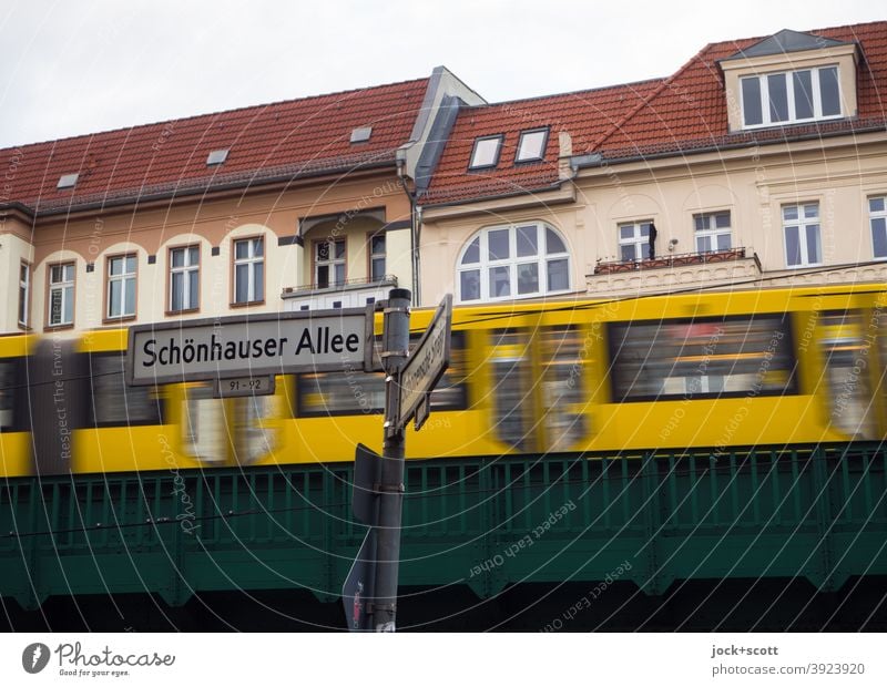 Ecke Schönhauser Allee Öffentlicher Personennahverkehr Verkehrswege Verkehrsmittel Prenzlauer Berg Schienenverkehr Hochbahn Häuserzeile Straßenlaterne U-Bahn