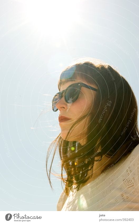 sommertag feminin Junge Frau Jugendliche Erwachsene Wolkenloser Himmel Sonne Sommer Wind Wärme Sonnenbrille brünett träumen frei Gesundheit trendy einzigartig