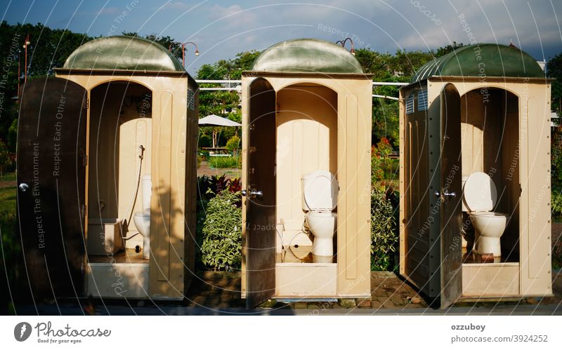 öffentliche Toilette Fliesen u. Kacheln Bad Innenbereich Öffentlich Raum Becken Tür Hygiene weiß Klempnerarbeit Zeitgenosse offen modern Sauberkeit Design