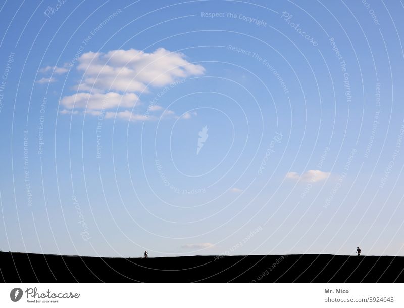 Fußgänger und Radfahrer Licht & Schatten Wanderer schwarz Silhouette Mensch blau Wolken Himmel Wanderung wandern Schönes Wetter abstand halten coronavirus