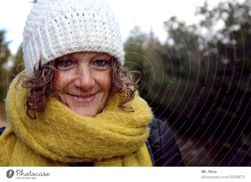 Kälte macht glücklich Gesicht Schal feminin Porträt Accessoire Mütze Haare & Frisuren Kopf Bekleidung natürlich Locken Mode stricken herbstlich Herbstbeginn