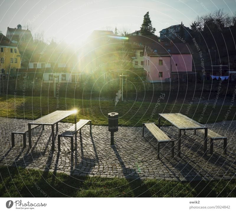 Platz an der Sonne Bank Farbfoto Außenaufnahme Gedeckte Farben Textfreiraum oben Dämmerung Sonnenlicht Erholung Himmel Landschaft Sonnenuntergang Gegenlicht