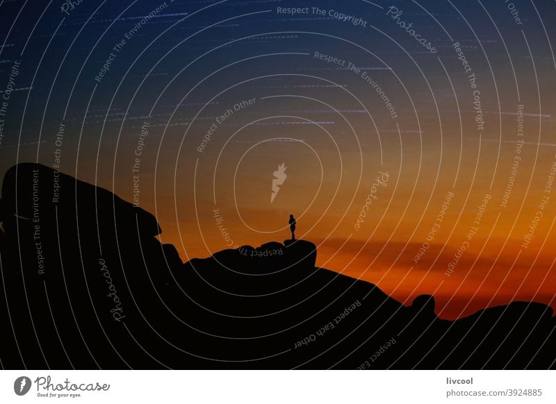 menschliche Silhouette II, Bretagne-Frankreich Männer Ruz Sonnenaufgang Licht Menschen Stern Klippen Schatten Nachtlichter schwarzer Hintergrund dunkel Steine