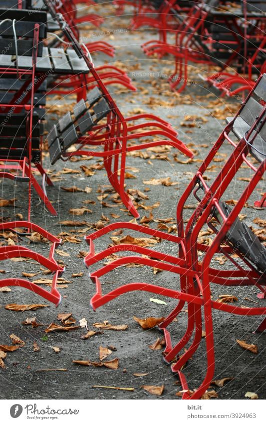 Bürgersteig samt Stühlen hochgeklappt stühle Menschenleer Stuhl Sitzgelegenheit Möbel Gastronomie geschlossen Tisch Café Restaurant Einsamkeit Tourismus Platz