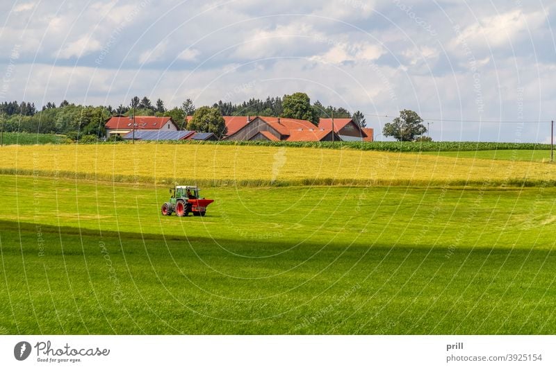 Agrarlandschaft bayerischer wald idyllisch Wiese Weide Sommer friedlich Gras landwirtschaftlich bauernhaus baum Landschaft Umweltschutz deutschland Niederbayern