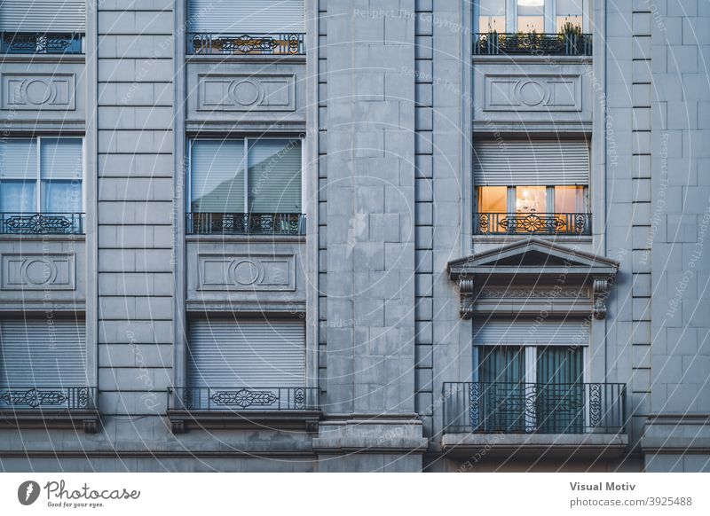 Balkon und Fensterreihen eines städtischen Wohnhauses im neoklassizistischen Stil Architektur Gebäude Fassade neoklassisch Außenseite Struktur Konstruktion