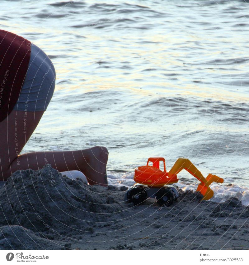 Großbaustelle wasser ostsee sonnig nass kindheitserinnerung reisen meer meeresoberfläche strand sand urlaub ferien unterwegs warm sommer junge bagger spielzeug