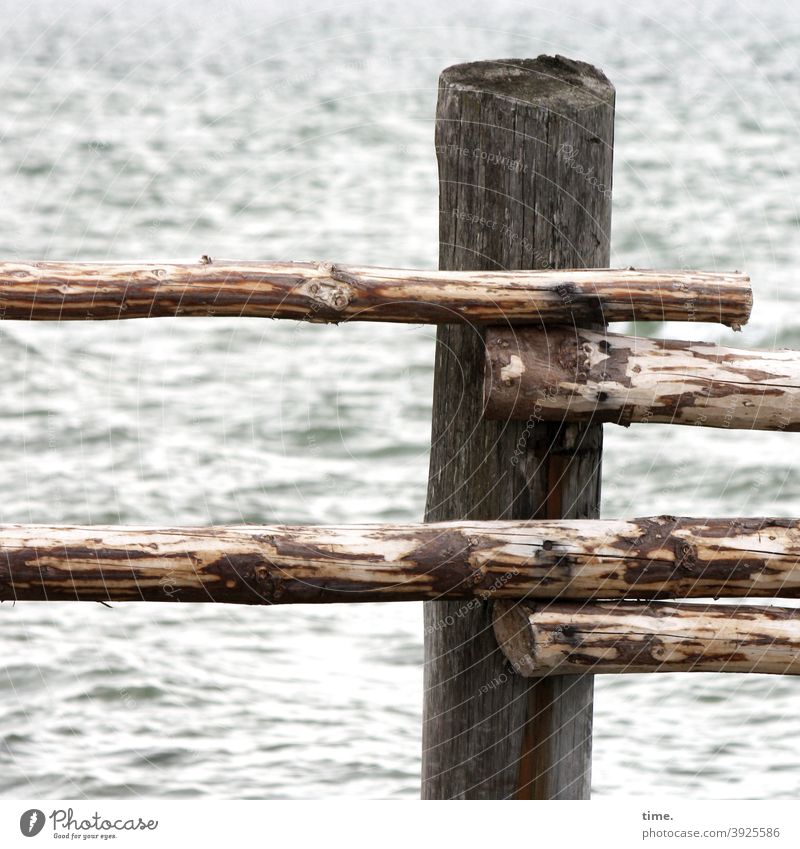 Geschichten vom Zaun (84) wasser meer ostsee zaun holz latten befestigung befestigt stäbe sperre grenze schutz sicherheit roh ast gehobelt geschält pfosten