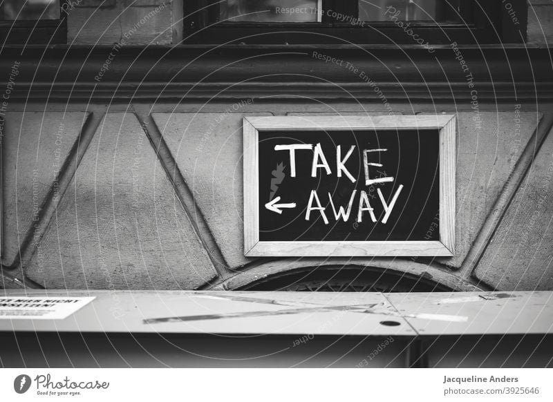 Take away Schild an einem Restaurant während des Lockdowns take away takeaway to go Gastronomie zum mitnehmen Abendessen Essen Essen zum Mitnehmen pandemie