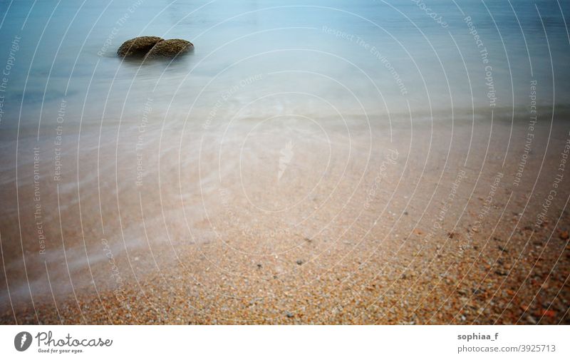 blaues Wasser und Sand, weiches Meer mit Stein am Strand türkis MEER Windstille Textur Paradies Boden winken sanft Küste fließen Urlaub durchsichtig atlantisch