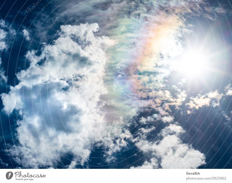 blauer Himmel weiße Wolken Sonne und Regenbogen Air Atmosphäre azurblau Hintergrund Klima Trübung Wolkenlandschaft wolkig Farbe Kumulus Tag Umwelt fluffig