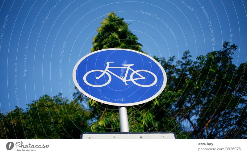 Nahaufnahme des Fahrradschildes Zeichen Verkehr Verkehrsschild Straße Schilder & Markierungen Straßennamenschild Tag Verkehrswege Farbfoto Stadt Sicherheit blau