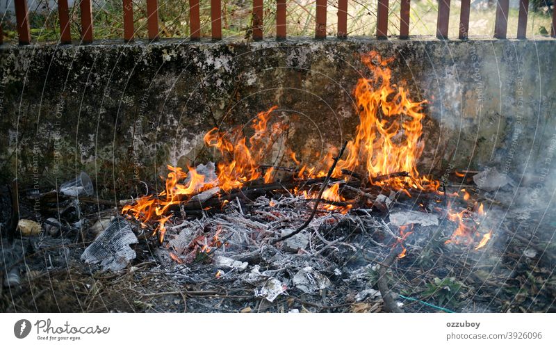 Feuerflamme Flamme Brandwunde erwärmen warm heiß brennend anzünden Rauch Asche schwarz Lagerfeuer orange rot Holz feurig flammend glühen Hölle Großbrand