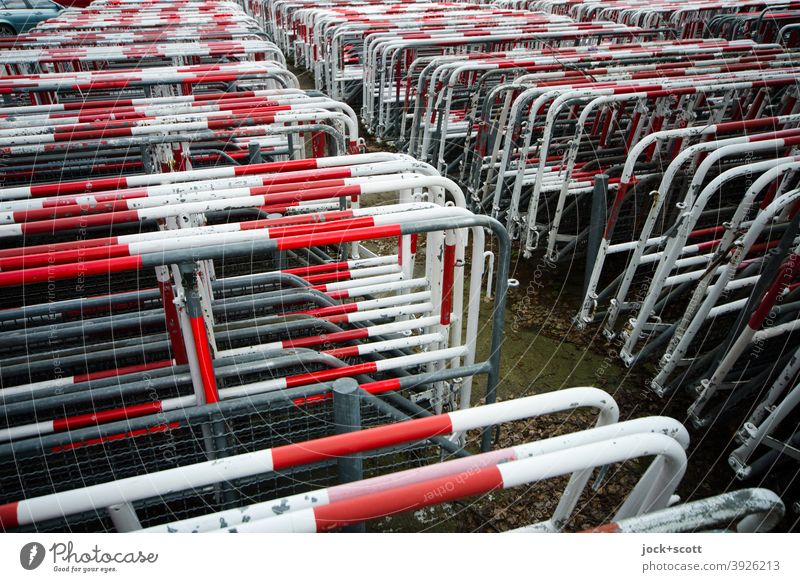 Polizeigitter auf Lager Gitter Sammlung Lagerung Strukturen & Formen viele Sicherheit Warnfarbe Schutz Barriere Absperrung Verbote Abstellplatz Metallgitter