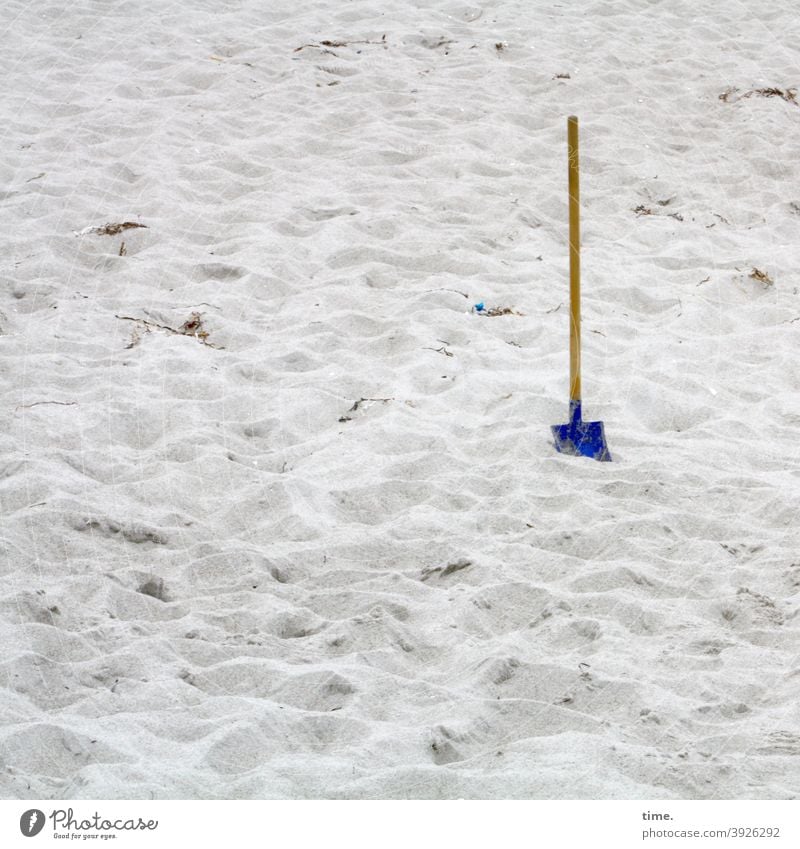 Beach Office sand schaufel strand schaufelstiel Hügellandschaft oberfläche urlaub freizeit buddeln schaufeln schippen arbeit spielzeug kinderspielzeug stehen