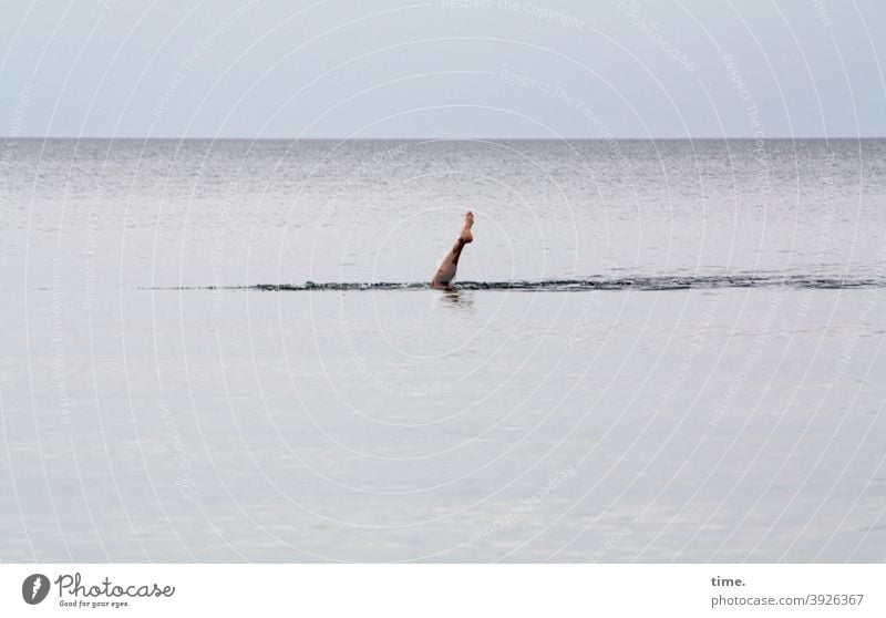 Wasserspocht • Handstand unter Wasser wasser ostsee nass meer meeresoberfläche urlaub ferien unterwegs simulieren überraschung bein tauchen handstand akrobatik