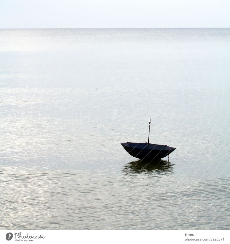 Fernreise wasser ostsee schirm schwimmen verloren sonnig horizont nass einsam fernweh himmel melancholie kindheitserinnerung reisen oberfläche meer