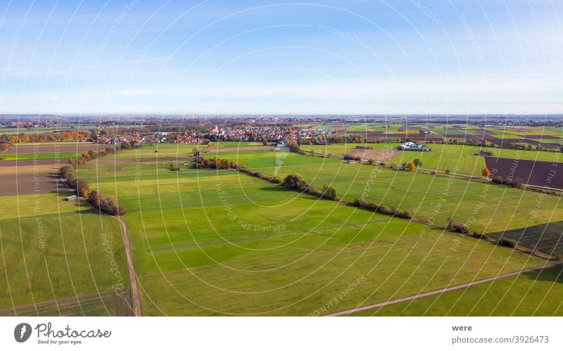 Blick von oben auf das herbstlich belaubte Laub und die Wiesen der Auen bei Hiltenfingen Bereich Flug Herbst Panorama Ansicht Luftaufnahme schön Vogelschau blau