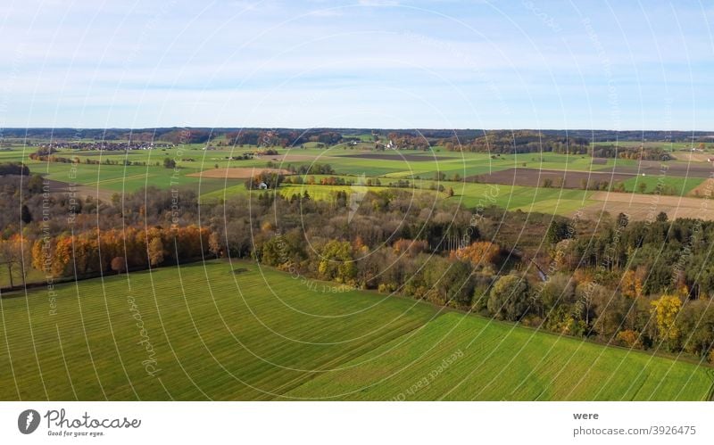 Blick von oben auf das herbstlich belaubte Laub und die Wiesen der Auen bei Hiltenfingen Bereich Flug Herbst Panorama Ansicht Luftaufnahme schön Vogelschau blau