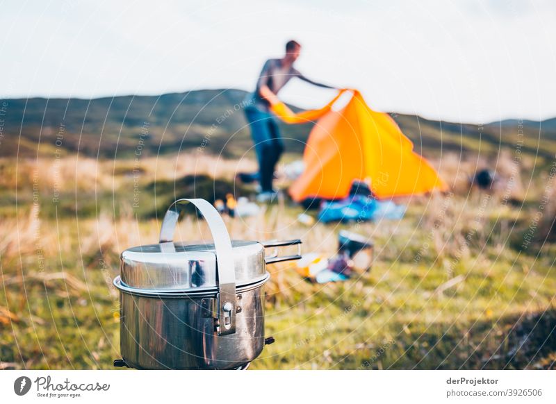 Campingkocher und Zeltabbau in Schottland Freizeit_2017 Joerg Farys derProjektor dieProjektoren Schwache Tiefenschärfe Schatten Licht Textfreiraum Mitte