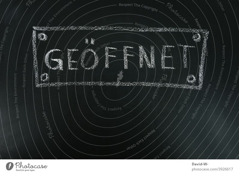 Geöffnet - Schild aus Kreide auf einer Tafel öffnen Eröffnung Corona pandemie Wort geschäfte