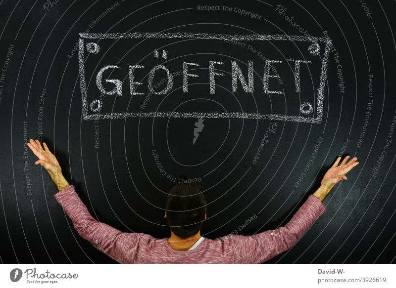 geöffnet - Schild mit Aufdruck offen Öffnung Corona Coronavirus Mann Tafel Kreide Lockdown