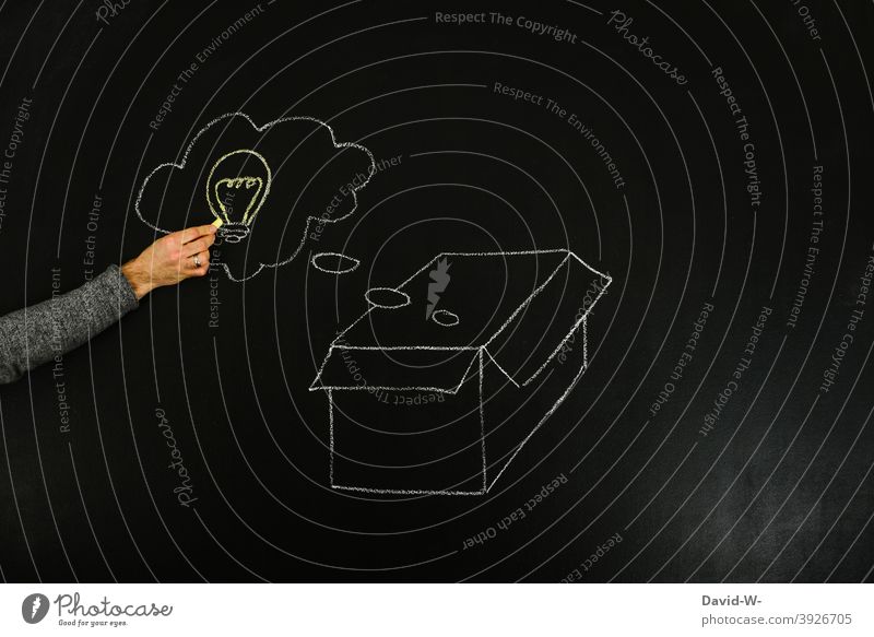 außerhalb der box denken Idee hinterfragen kreativität Erfolg Konzept Inspiration Lösung Bildung Querdenker Tafel Kreide