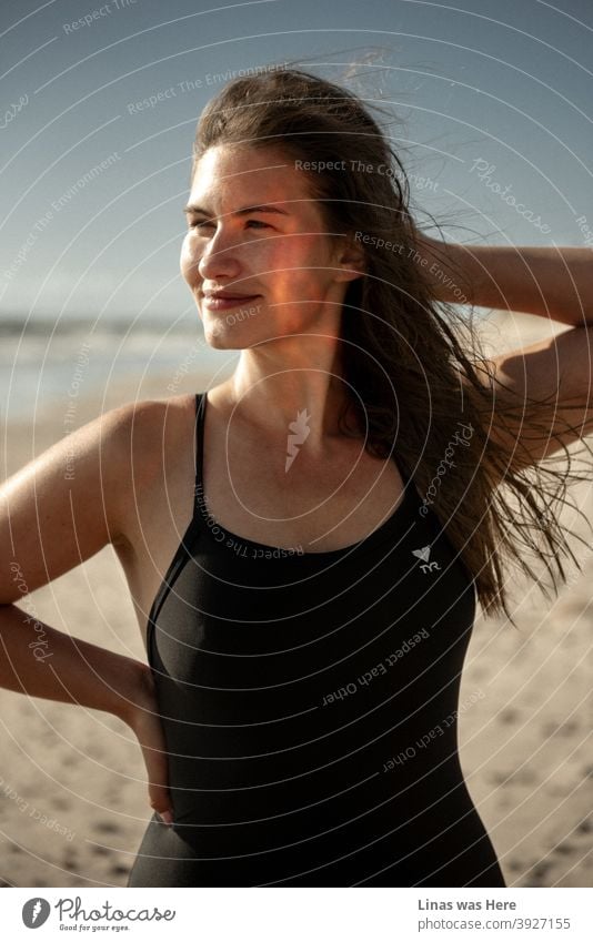 Sommerzeit und das Leben ist einfach. Vor allem an einem Strand, wenn die Sonne scheint und das Wetter toll ist. Dieser schönen, glücklichen Frau in ihrem Badeanzug geht es einfach gut.