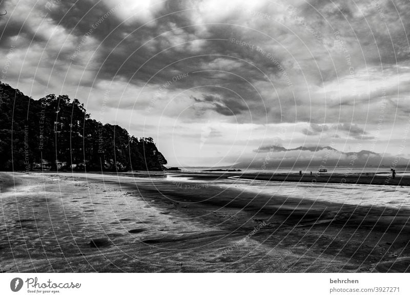 himmel und erde dramatischer himmel Dramatik Kontrast Licht Tag Sand Rinnsal kommen Wasserfahrzeug Sarawak Außenaufnahme Strand Meer bako nationalpark Malaysia