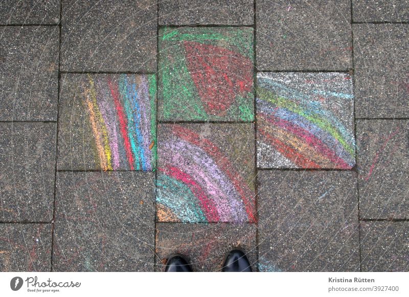 blick auf mit kreide bemalte gehwegplatten regenbogen malerei gemalt kinderkreide malkreide straßenkreide straßenmalkreide bürgersteig boden pflaster malen