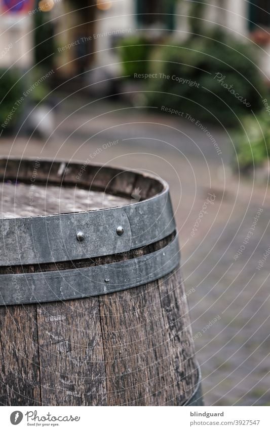 Muss man eigentlich inzwischen immer gleich ein Faß aufmachen? Metall verzinkt alt verwittert Altstadt Deko Struktur Holz Spannringe silber braun