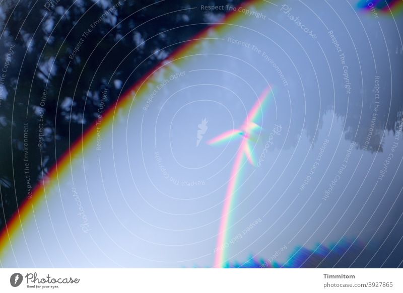 Windrad mit Prismaverfremdung Windenergie Verfremdung Reflexion & Spiegelung See Bäume Himmel blau Spektralfarbe Natur Umwelt Windkraftanlage Blindensee