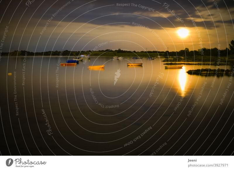 Nachtaufnahme einer Boddenlandschaft mit Booten im sachten Wasser und Mondschein Segelboot Meer Himmel Landschaft Natur Küste Segeln Urlaub