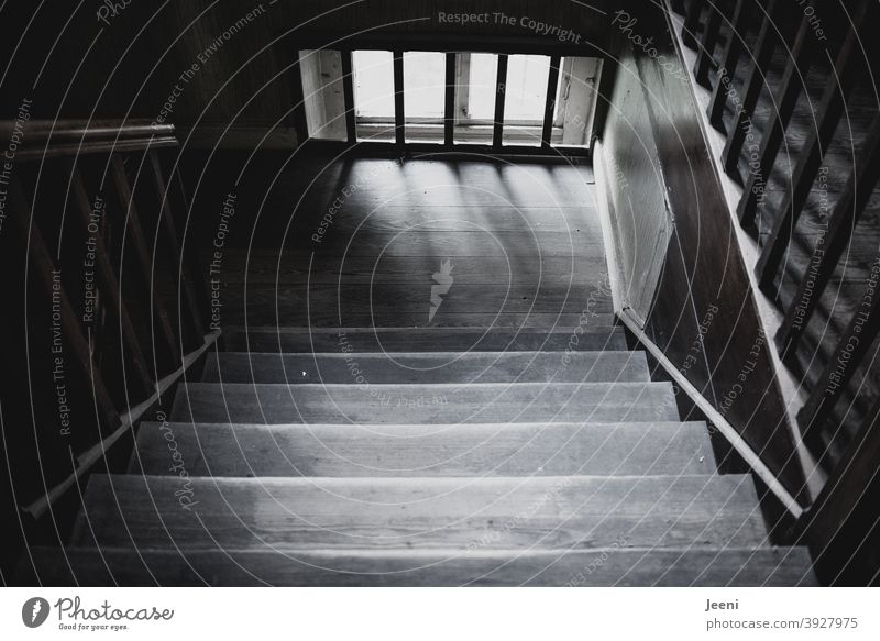 Dunkler Treppengang in einem alten Gutshaus mit kleinem Fenster Treppenhaus Geländer Haus Wohnhaus Altbau Licht Gegenlicht Herrenhaus Schatten hell dunkel