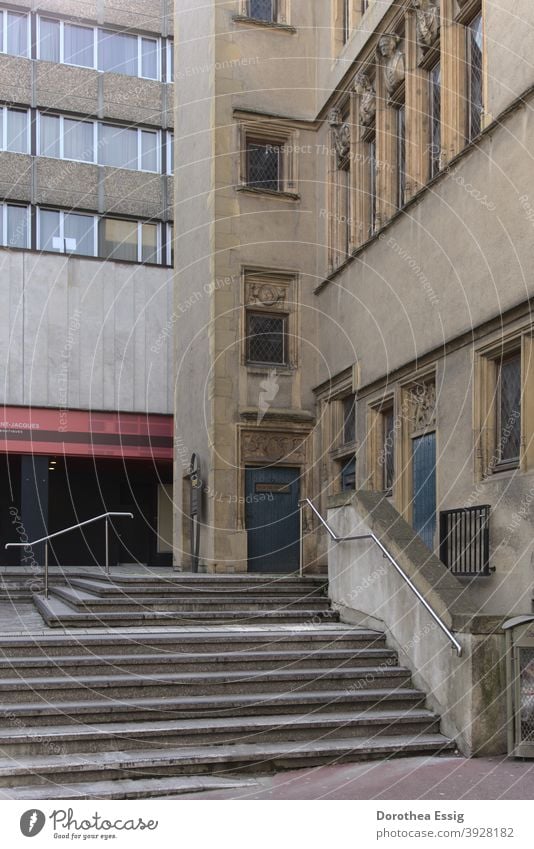 Altbau und Neubau treffen aufeinander Stadt Metz Frankreich Lothringen Treppe Gebäude Architektur Tag außen Winter Sommer Frühling Herbst Beton Eingang Fenster