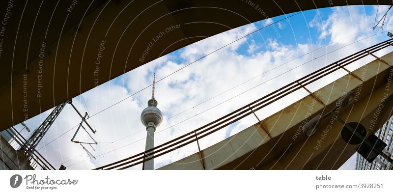 Blick durch die Eisenbahnbrücke nach oben zum Fernsehturm Architekturfotografie Großstadt Design analog Film Einsamkeit Sonnenlicht Stein Totale Licht Haus