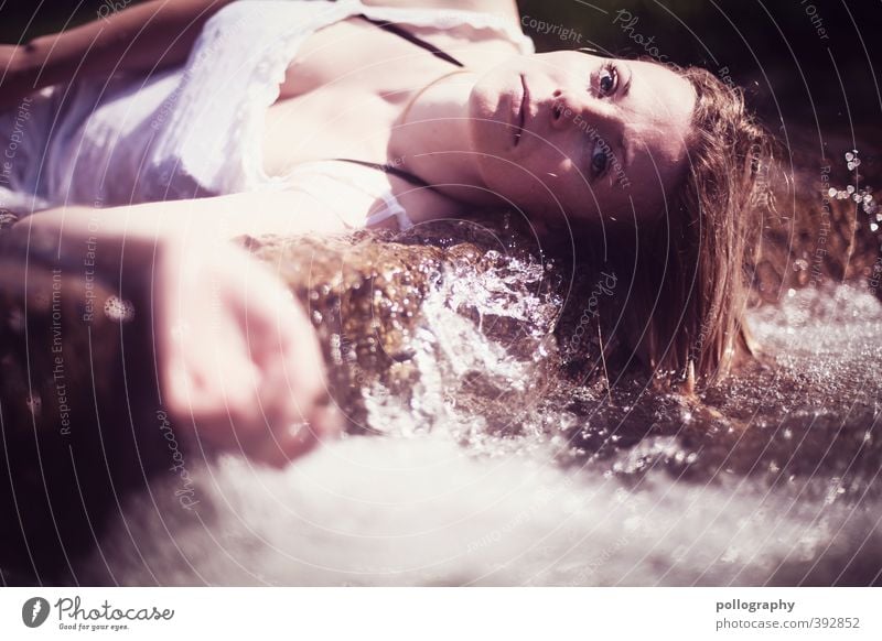 weary III Mensch feminin Junge Frau Jugendliche Erwachsene Leben Körper 1 18-30 Jahre Wasser Wassertropfen Sommer Schönes Wetter Bach Fluss Kleid langhaarig