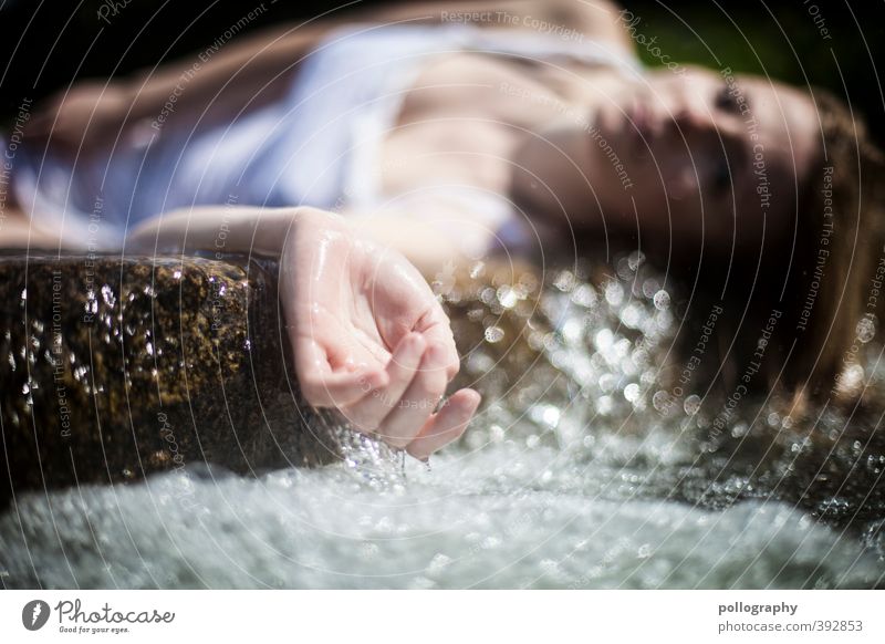 weary V Mensch feminin Junge Frau Jugendliche Erwachsene Leben Körper Hand 1 18-30 Jahre Natur Wasser Wassertropfen Sommer Schönes Wetter Bach Fluss Wasserfall