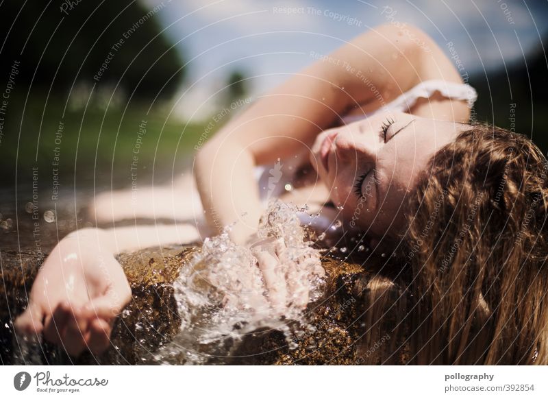 weary II Mensch feminin Junge Frau Jugendliche Erwachsene Leben Kopf Arme Hand 1 18-30 Jahre Natur Wasser Wassertropfen Himmel Wolken Sommer Schönes Wetter Bach