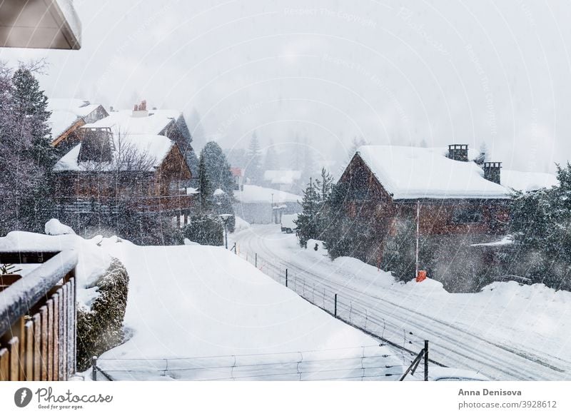 Winterblick auf das Tal in den Schweizer Alpen, Verbier, Schweiz Ski Resort Ansicht weiß blau Hintergrund Schnee Wald Berge u. Gebirge Berghang Urlaub alpin