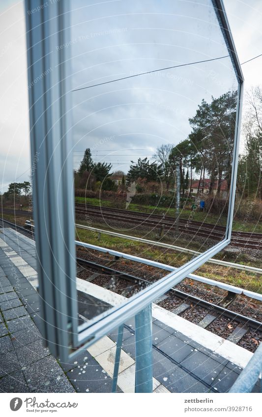 Spiegel auf einem S-Bahnsteig bahnhof nahverkehr s-bahn s-bahnhof schienen schienenverkehr spiegel spiegelbild reflektion