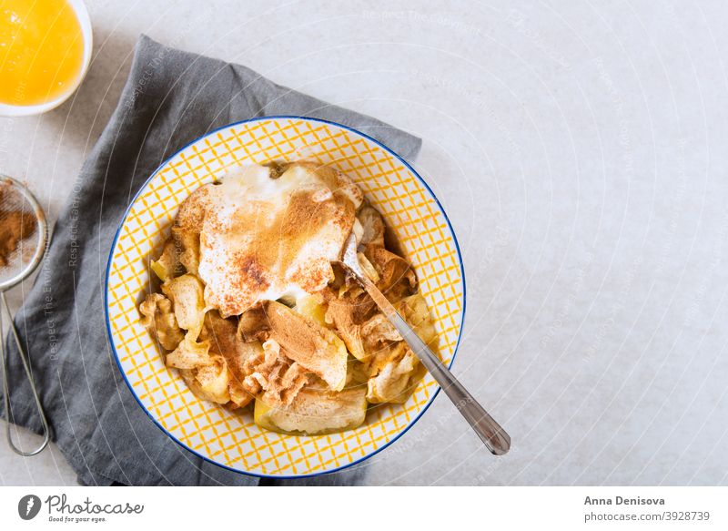 Gedünsteter Apfel mit Zimt, im Ofen gebacken und mit wa gedünstet Snack Gesundheit Veganer Vegetarier Walnüsse Kokosnuss-Joghurt Nut warm Dessert Lebensmittel