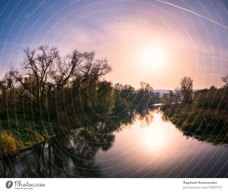 Herbststimmung am Main, kurz vor Sonnenuntergang Atmosphäre schön blau hell Wolken farbenfroh Landschaft Tag dramatisch Abenddämmerung Europa fallen fließend