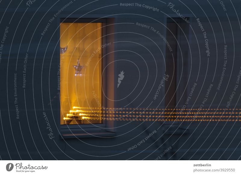 Weihnachtsillumination abend advent altbau außen deko dekoration dunkel fassade fenster haus hinterhaus hinterhof innenhof innenstadt licht mauer