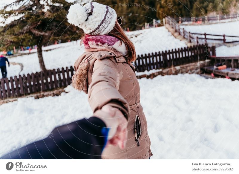 Folgen Sie mir. glückliche Frau und Mann halten Hände. pov. Wintersaison am Berg. Liebe Konzept Lächeln Glück Lachen mir folgen Schnee Freund Freundin