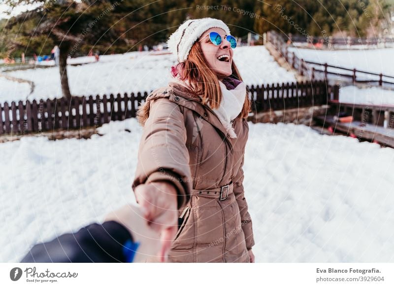 Folgen Sie mir. glückliche Frau und Mann halten Hände. pov. Wintersaison am Berg. Liebe Konzept Lächeln Glück Lachen mir folgen Schnee Freund Freundin