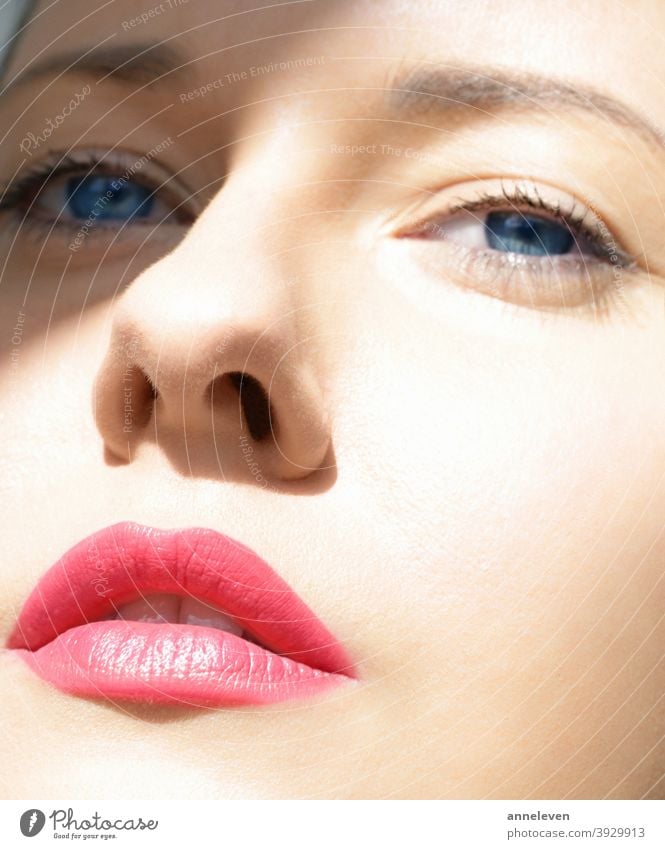 Beauty Gesicht Nahaufnahme, roter Lippenstift Make-up-Look und perfekte Haut, schönes Model Frau 30s Erwachsener attraktiv Schönheit blau Marke brünett Kampagne