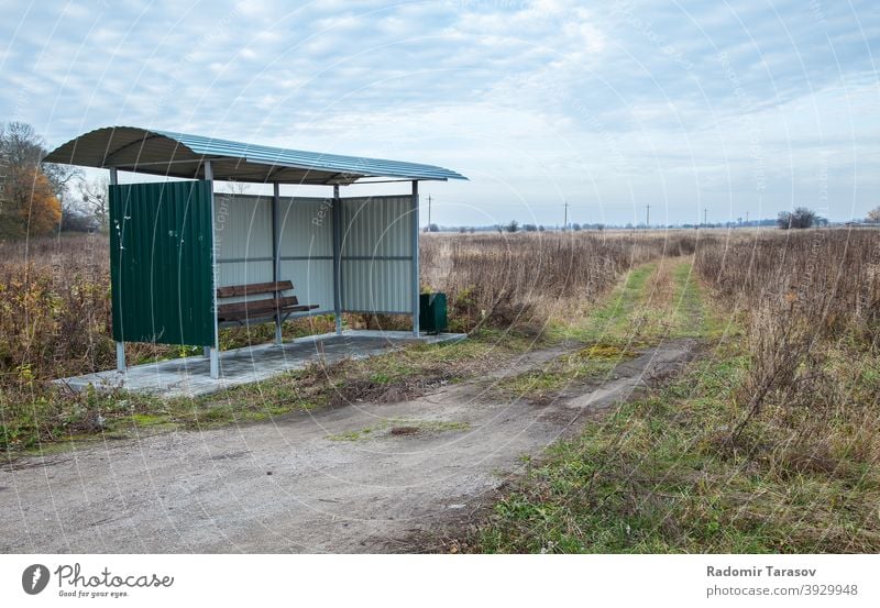 Bushaltestelle auf dem Lande Landschaft im Freien ländlich Straße Himmel stoppen Verkehr Transport blau Straßenrand Sommer Natur grün reisen Öffentlich Station